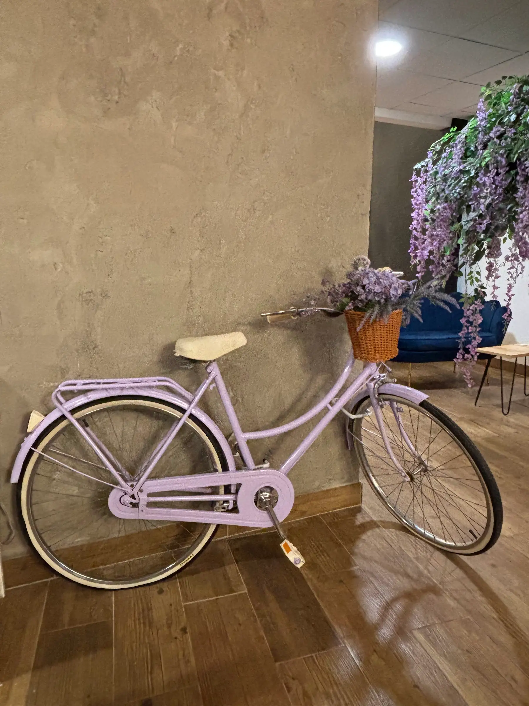 La bicicleta lila con su cesta de flores