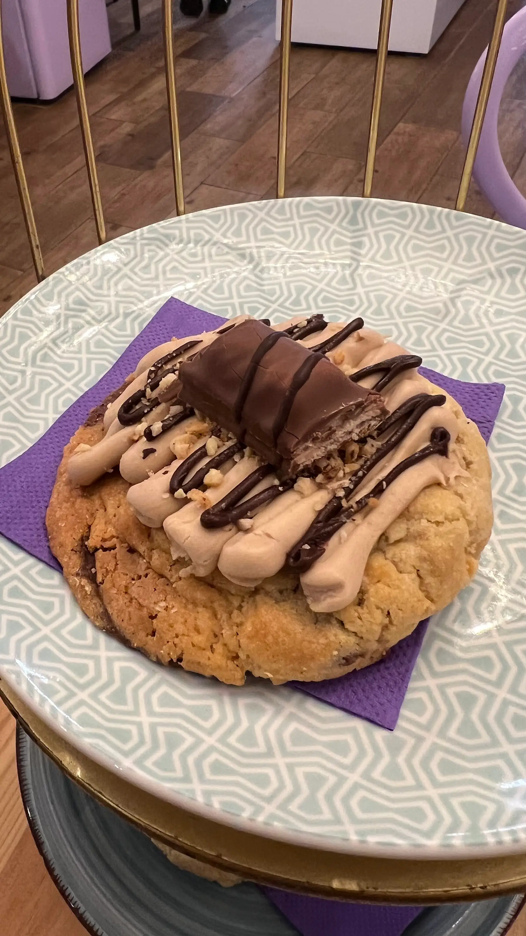 Cookie con chocolate y barritas por encima