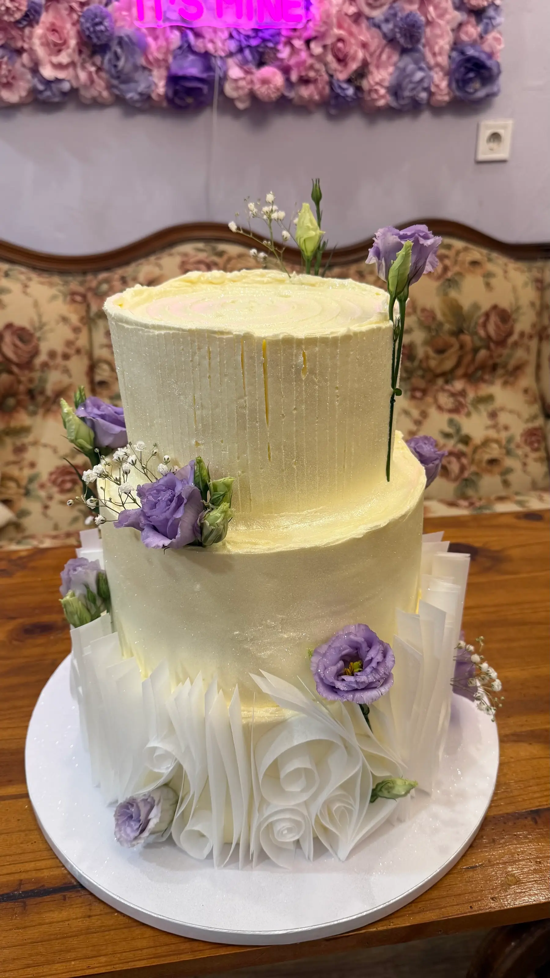 Tarta de boda blanca con flores lilas