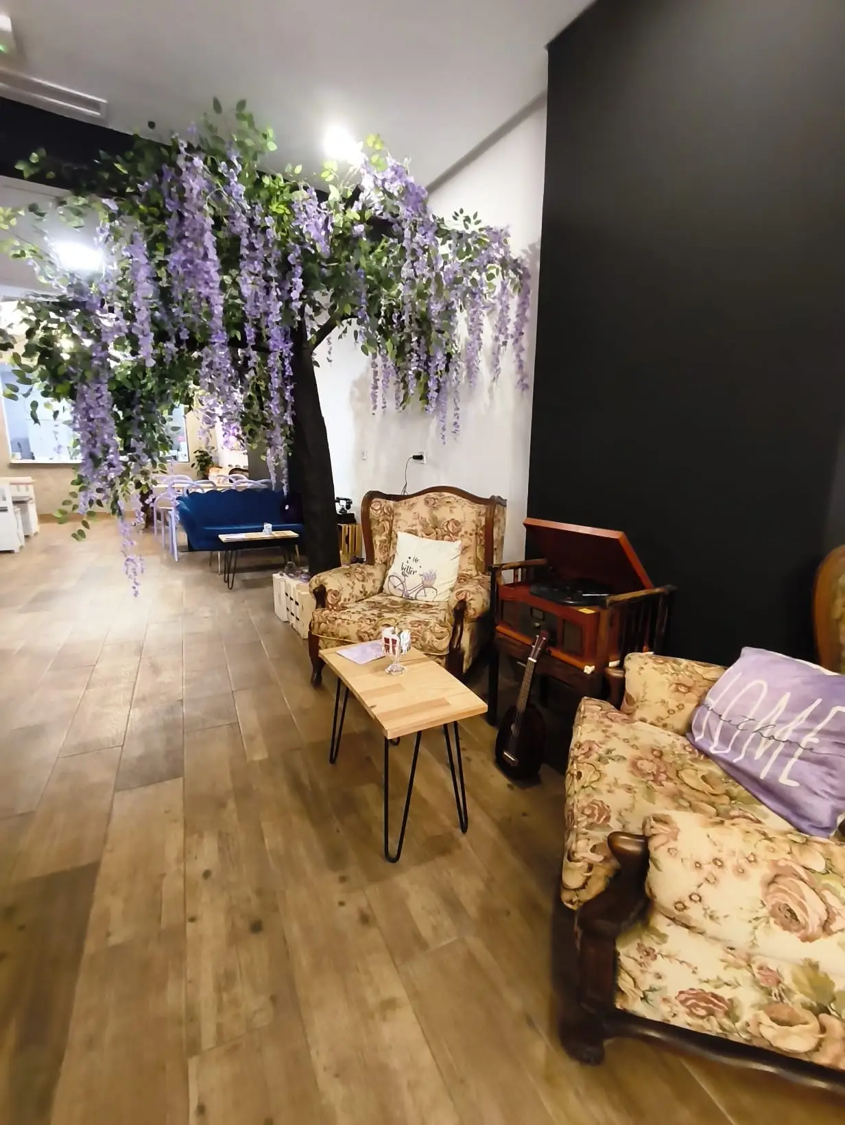 La sala con la glicinia, el sofá y las butacas de flores